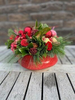 kerstbloemstuk 12 rond compact gestoken in rode tinten met kerstdecoratie